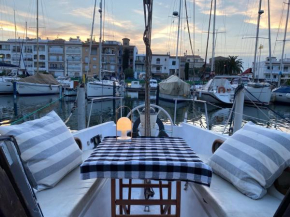 Alójate en un velero en Empuriabrava o regala la experiencia a alguien especial